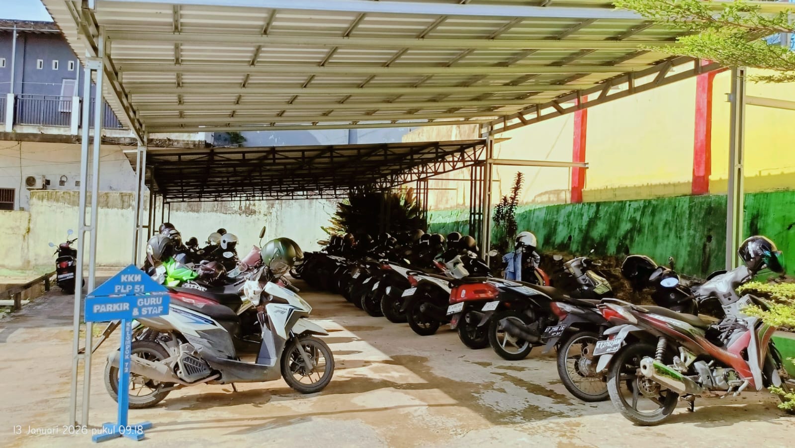 Parkiran Guru dan Tamu