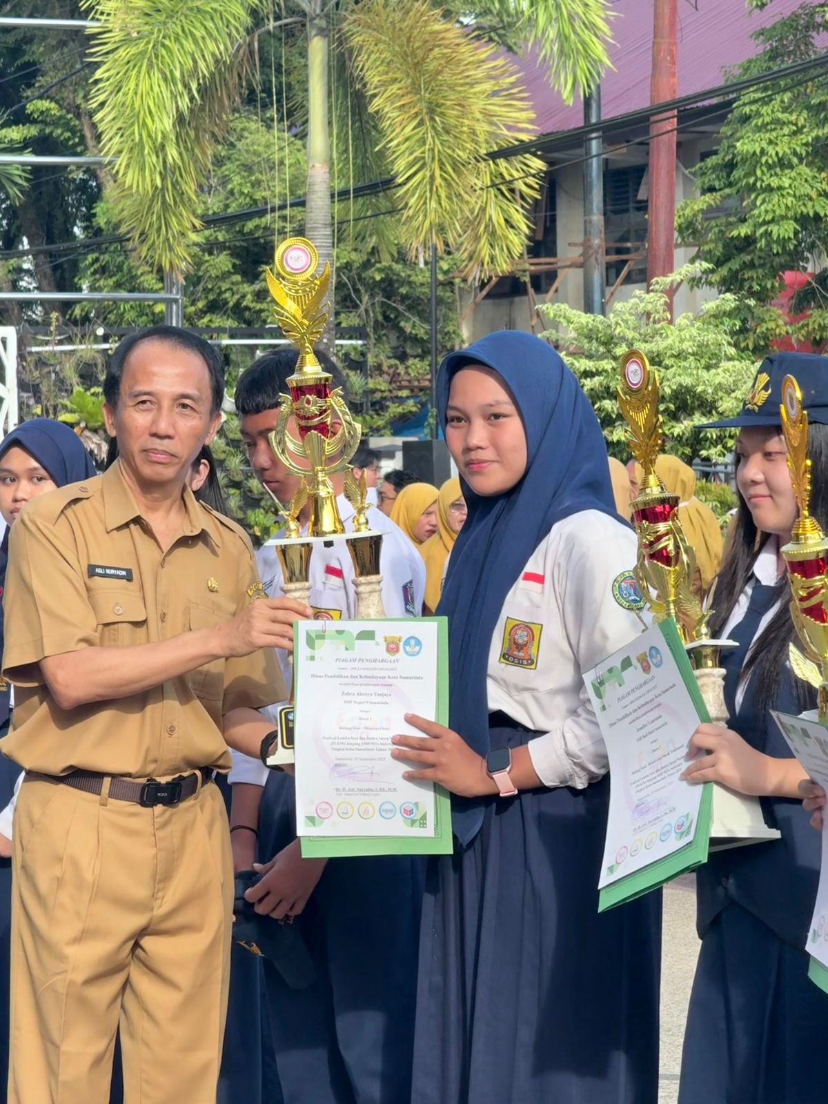 Zahra, Siswi Kelas IX SMP Negeri 9 Samarinda juara 1 Festival Lomba Seni dan Sastra Siswa Nasional (FLS3N) Jenjang SMP/MTs Sederajat Tingkat Kota Samarinda Tahun 2025