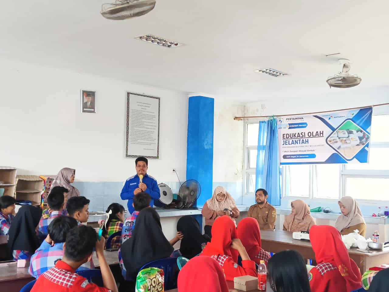 SMP Negeri 9 Pelopori Pengolahan Minyak Jelantah Menjadi Deterjen Ramah Lingkungan