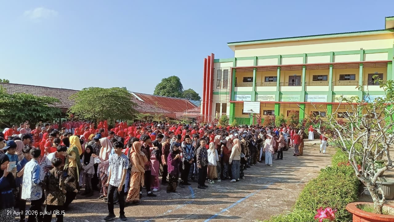 Kartini Masa Kini: Siswa dan Guru SMP Negeri 9 Tampil Memukau