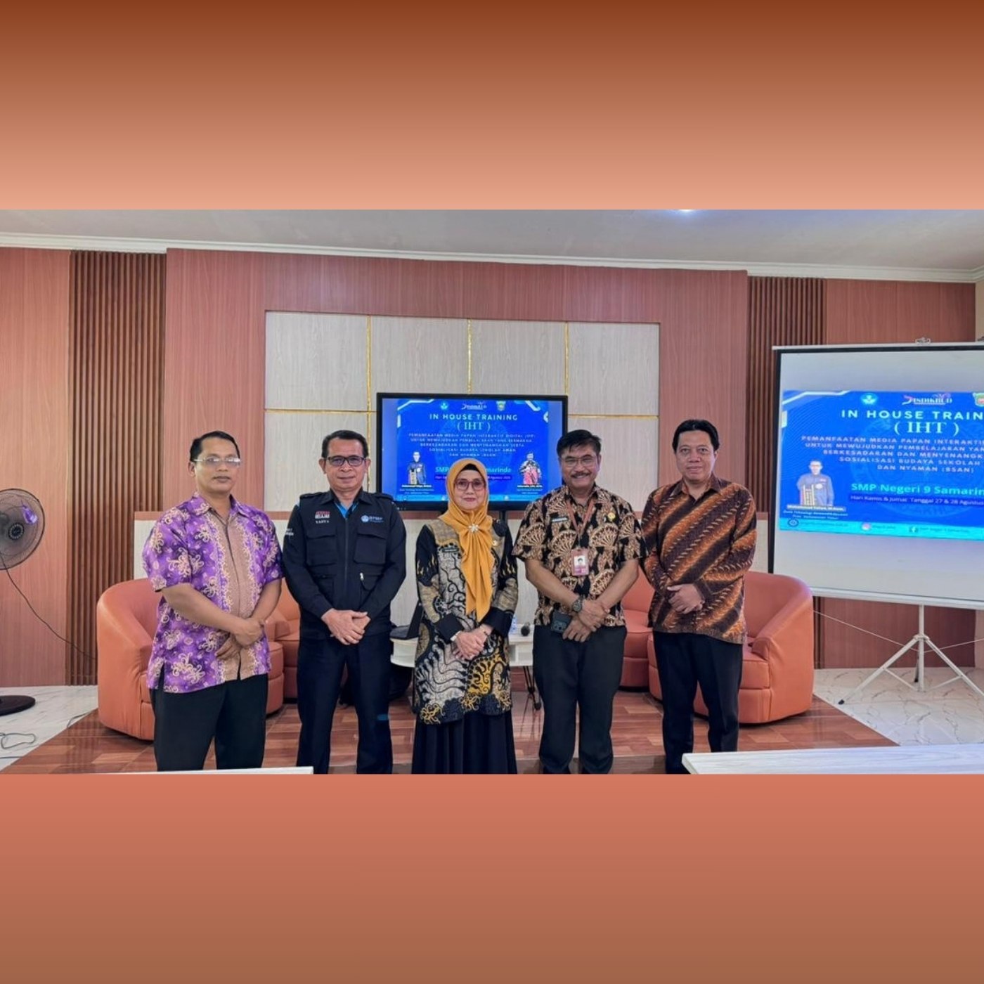 SMP Negeri 9 Samarinda Gelar IHT Pemanfaatan Papan Interaktif
