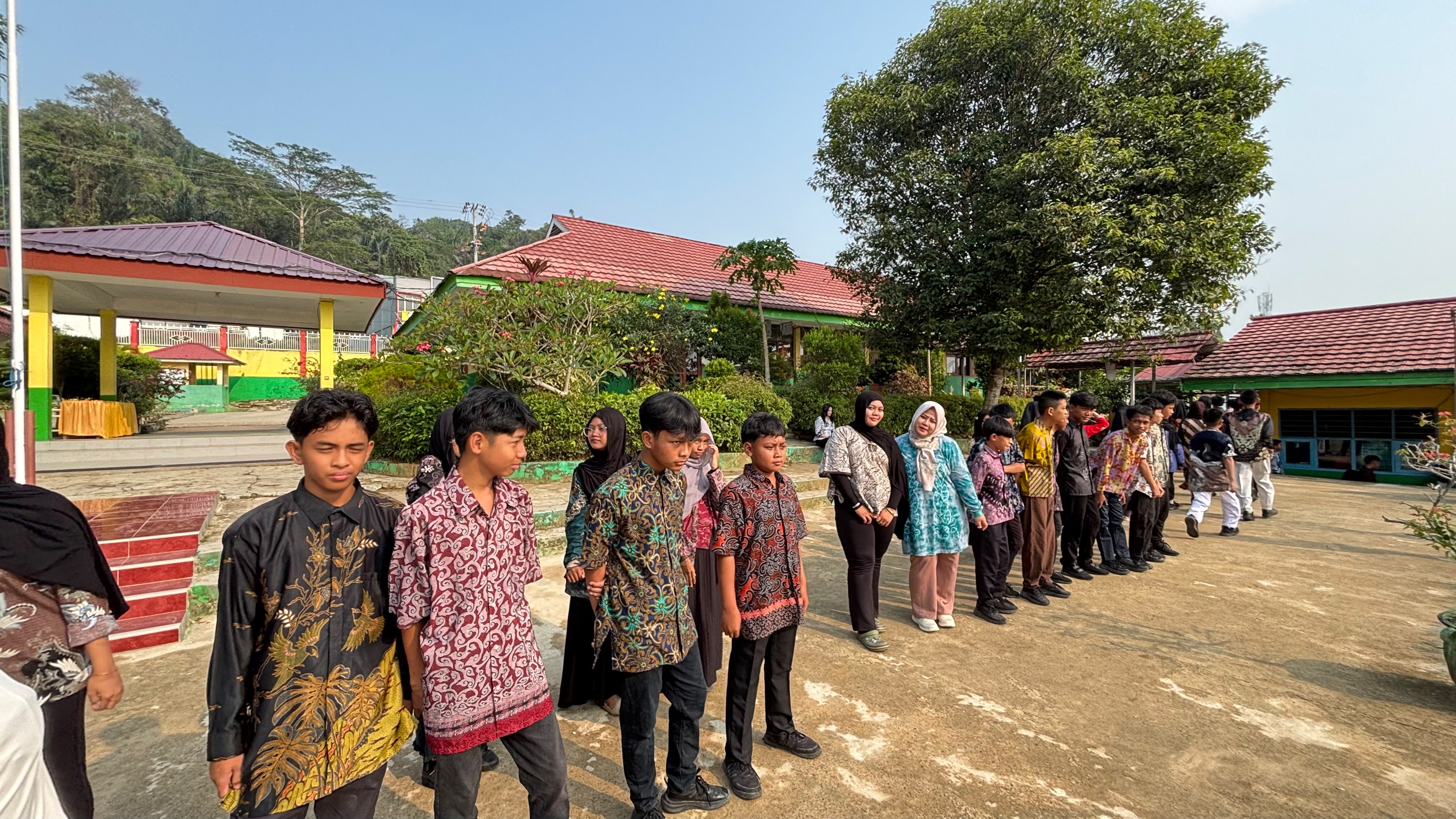 Semarak Hari Batik Nasional 2026 di SMPN 9 Samarinda: Warna-Warni Nusantara dalam Parade Batik